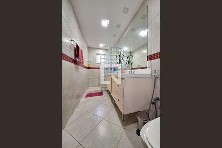 Casa de condomínio à venda com 400m², 4 quartos e 4 vagas Casa de condomínio à venda com 400m², 4 quartos e 4 vagasBanheiro da Suíte 1