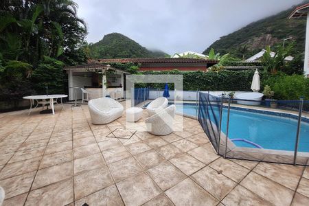 Casa de condomínio à venda com 400m², 4 quartos e 4 vagas Casa de condomínio à venda com 400m², 4 quartos e 4 vagasPiscina