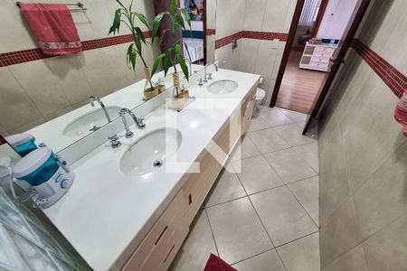 Casa de condomínio à venda com 400m², 4 quartos e 4 vagas Casa de condomínio à venda com 400m², 4 quartos e 4 vagasBanheiro da Suíte 1