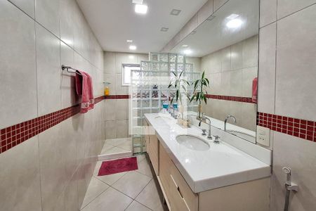 Casa de condomínio à venda com 400m², 4 quartos e 4 vagas Casa de condomínio à venda com 400m², 4 quartos e 4 vagasBanheiro da Suíte 1