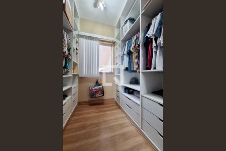 Casa de condomínio à venda com 400m², 4 quartos e 4 vagas Casa de condomínio à venda com 400m², 4 quartos e 4 vagasCloset da suíte 1