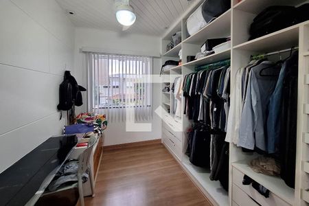 Casa de condomínio à venda com 400m², 4 quartos e 4 vagas Casa de condomínio à venda com 400m², 4 quartos e 4 vagasCloset da suíte 2