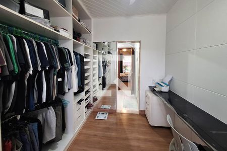 Casa de condomínio à venda com 400m², 4 quartos e 4 vagas Casa de condomínio à venda com 400m², 4 quartos e 4 vagasCloset da suíte 2