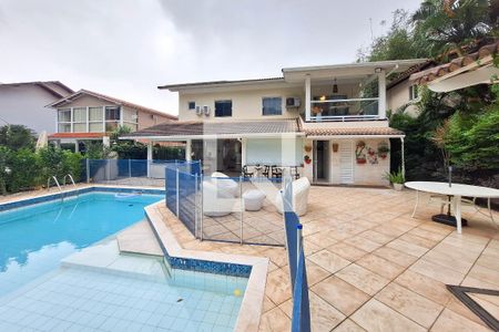 Casa de condomínio à venda com 400m², 4 quartos e 4 vagas Casa de condomínio à venda com 400m², 4 quartos e 4 vagasPiscina