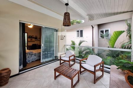 Casa de condomínio à venda com 400m², 4 quartos e 4 vagas Casa de condomínio à venda com 400m², 4 quartos e 4 vagasVaranda da suite 2