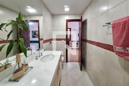 Casa de condomínio à venda com 400m², 4 quartos e 4 vagas Casa de condomínio à venda com 400m², 4 quartos e 4 vagasBanheiro da Suíte 1