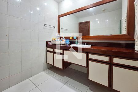 Casa de condomínio à venda com 400m², 4 quartos e 4 vagas Casa de condomínio à venda com 400m², 4 quartos e 4 vagasBanheiro Social