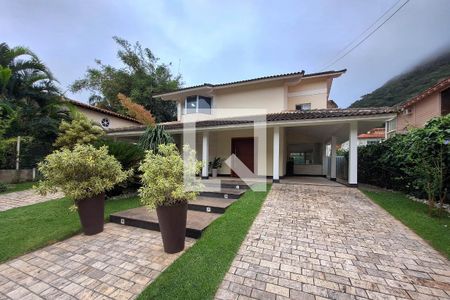 Casa de condomínio à venda com 400m², 4 quartos e 4 vagas Casa de condomínio à venda com 400m², 4 quartos e 4 vagasFachada