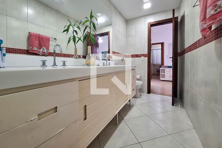 Casa de condomínio à venda com 400m², 4 quartos e 4 vagas Casa de condomínio à venda com 400m², 4 quartos e 4 vagasBanheiro da Suíte 1