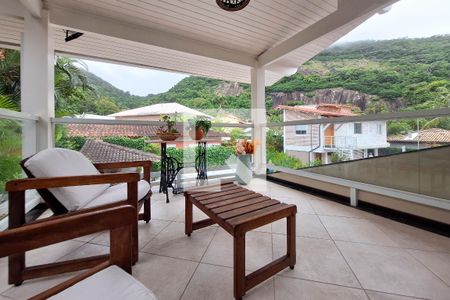 Casa de condomínio à venda com 400m², 4 quartos e 4 vagas Casa de condomínio à venda com 400m², 4 quartos e 4 vagasVaranda da suite 2