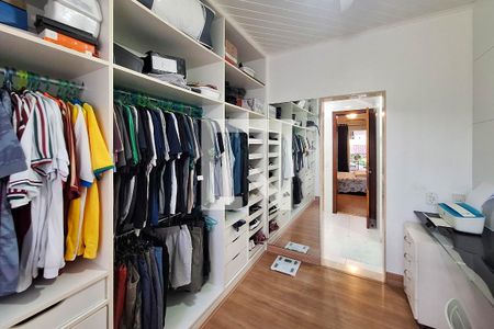 Casa de condomínio à venda com 400m², 4 quartos e 4 vagas Casa de condomínio à venda com 400m², 4 quartos e 4 vagasCloset da suíte 2