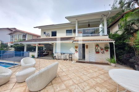 Casa de condomínio à venda com 400m², 4 quartos e 4 vagas Casa de condomínio à venda com 400m², 4 quartos e 4 vagasFachada