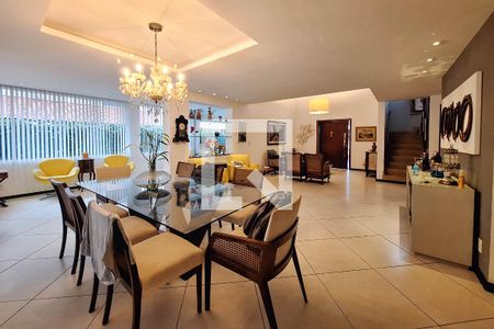 Sala  de casa de condomínio à venda com 4 quartos, 400m² em Itacoatiara, Niterói
