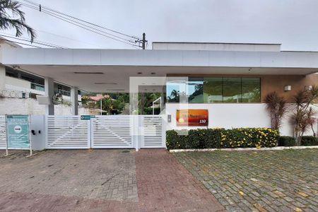 Casa de condomínio à venda com 400m², 4 quartos e 4 vagas Casa de condomínio à venda com 400m², 4 quartos e 4 vagasFachada e portaria
