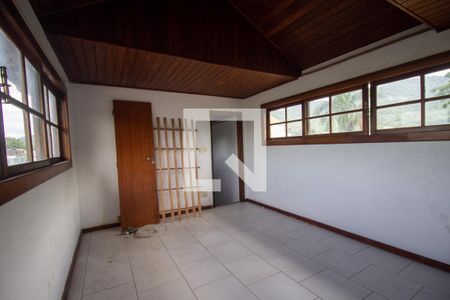 Casa de condomínio à venda com 180m², 4 quartos e 2 vagasSotão