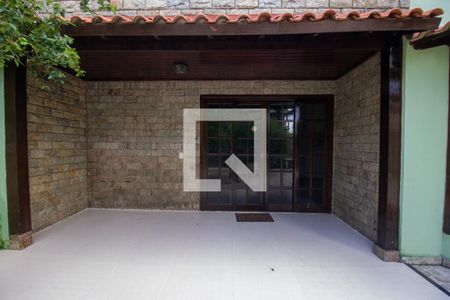 Casa de condomínio à venda com 180m², 4 quartos e 2 vagasQuintal