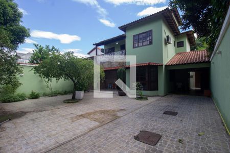Casa de condomínio à venda com 180m², 4 quartos e 2 vagasQuintal