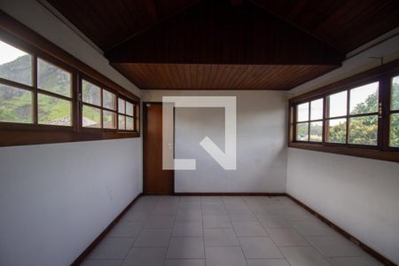 Casa de condomínio à venda com 180m², 4 quartos e 2 vagasSotão