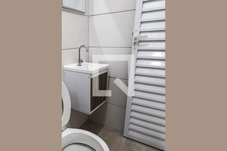 Banheiro de kitnet/studio para alugar com 1 quarto, 27m² em Vila das Belezas, São Paulo
