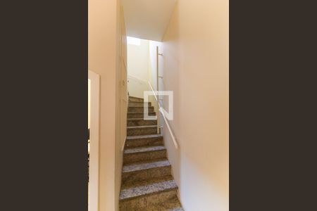 Casa para alugar com 315m², 4 quartos e 2 vagas Casa para alugar com 315m², 4 quartos e 2 vagasEscada