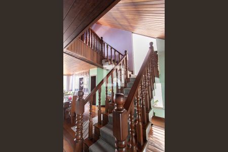 Casa à venda com 500m², 5 quartos e 4 vagas Casa à venda com 500m², 5 quartos e 4 vagasEscada