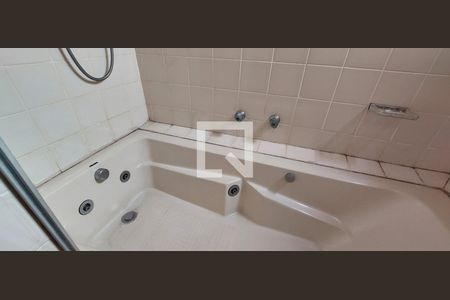 Apartamento à venda com 138m², 2 quartos e 3 vagas Apartamento à venda com 138m², 2 quartos e 3 vagasBanheiro Quarto 1 suíte