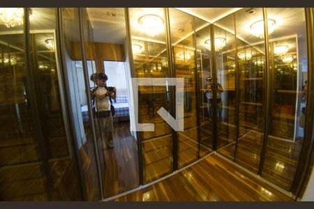 Closet da suíte 2 de apartamento à venda com 2 quartos, 171m² em Jardim Arpoador, São Paulo