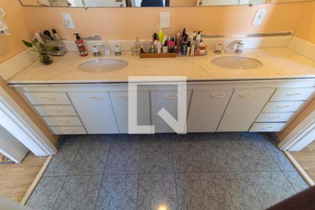 Apartamento à venda com 156m², 4 quartos e 3 vagasBanheiro dos Quartos 01 e 02