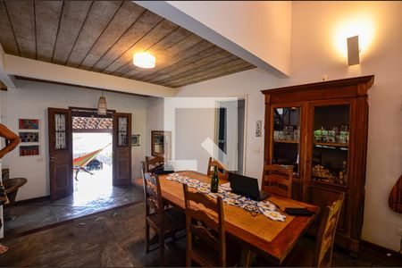 Sala de casa de condomínio à venda com 3 quartos, 300m² em Itaipu, Niterói