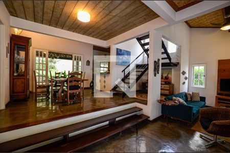 Sala de casa de condomínio à venda com 3 quartos, 300m² em Itaipu, Niterói