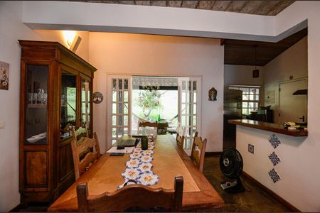 Sala de casa de condomínio à venda com 3 quartos, 300m² em Itaipu, Niterói