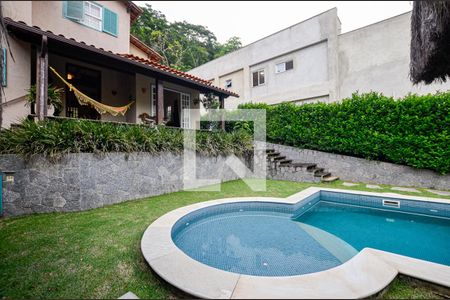 Casa de condomínio à venda com 300m², 3 quartos e 2 vagasPiscina