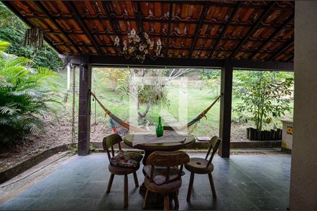 Sala de casa de condomínio à venda com 3 quartos, 300m² em Itaipu, Niterói