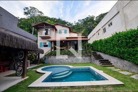 Casa de condomínio à venda com 300m², 3 quartos e 2 vagasPiscina
