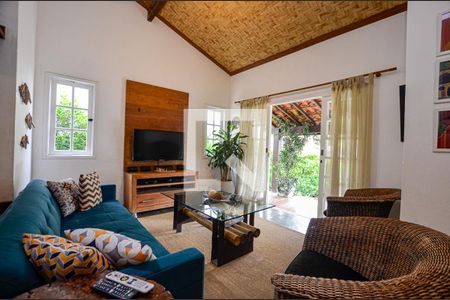 Sala de casa de condomínio à venda com 3 quartos, 300m² em Itaipu, Niterói