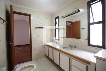 Apartamento à venda com 205m², 4 quartos e 4 vagasBanheiro da Suíte 1