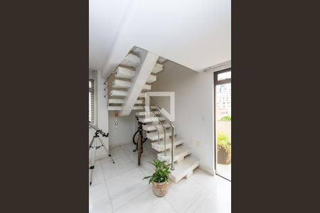 Apartamento à venda com 340m², 4 quartos e 4 vagasEscada