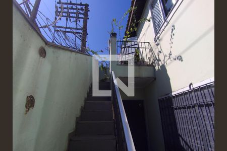 Casa à venda com 190m², 3 quartos e 2 vagasEscada acesso a sacada