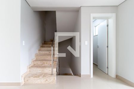 Casa de condomínio para alugar com 170m², 3 quartos e 1 vaga Casa de condomínio para alugar com 170m², 3 quartos e 1 vagaEscada