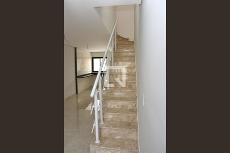 Escada de casa à venda com 3 quartos, 100m² em Jardim Sabara, São Paulo