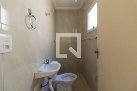 Banheiro da Suíte 1 de casa de condomínio para alugar com 2 quartos, 45m² em Vila Invernada, São Paulo