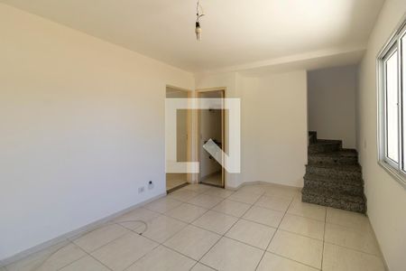 Sala de casa de condomínio para alugar com 2 quartos, 45m² em Vila Invernada, São Paulo