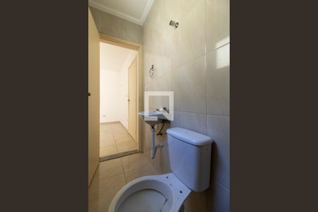 Banheiro da Suíte 1 de casa de condomínio para alugar com 2 quartos, 45m² em Vila Invernada, São Paulo