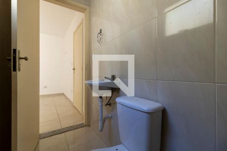 Banheiro da Suíte 1 de casa de condomínio para alugar com 2 quartos, 45m² em Vila Invernada, São Paulo