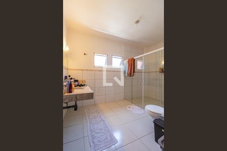 Casa de condomínio à venda com 408m², 4 quartos e 4 vagasBanheiro da Suíte 1