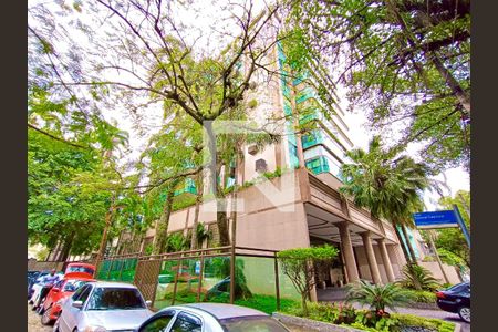 Apartamento à venda com 84m², 2 quartos e 2 vagasFachada com cartaz QA.