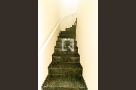 Casa de condomínio à venda com 79m², 2 quartos e 2 vagasEscada