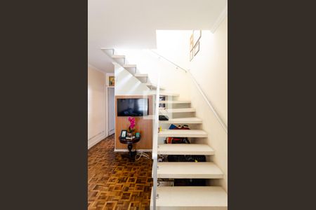 Casa à venda com 129m², 3 quartos e 2 vagas Casa à venda com 129m², 3 quartos e 2 vagasEscadas