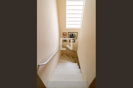 Casa à venda com 129m², 3 quartos e 2 vagas Casa à venda com 129m², 3 quartos e 2 vagasEscadas