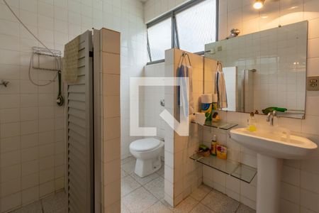 Casa à venda com 641m², 5 quartos e 10 vagasBanheiro da Área da Piscina